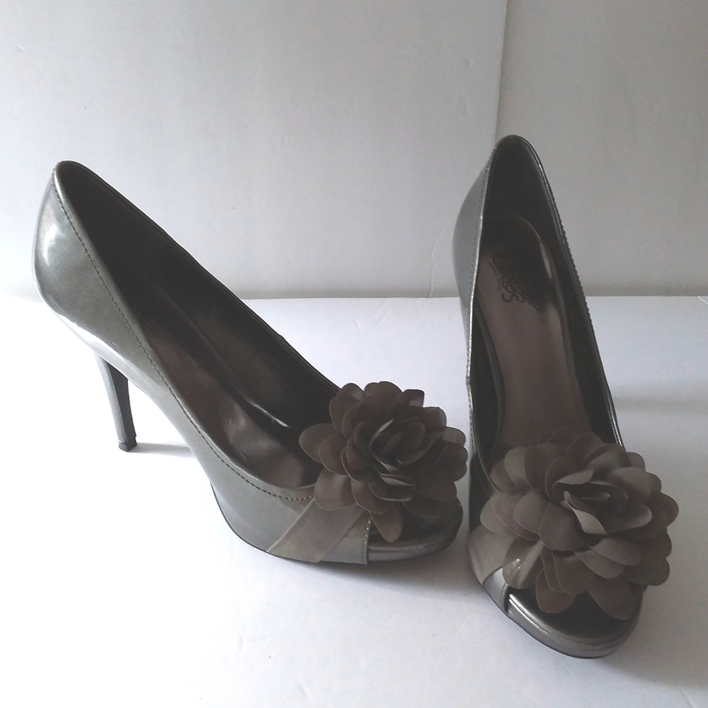 Carlos Santana Glossy Silver Bow Heels